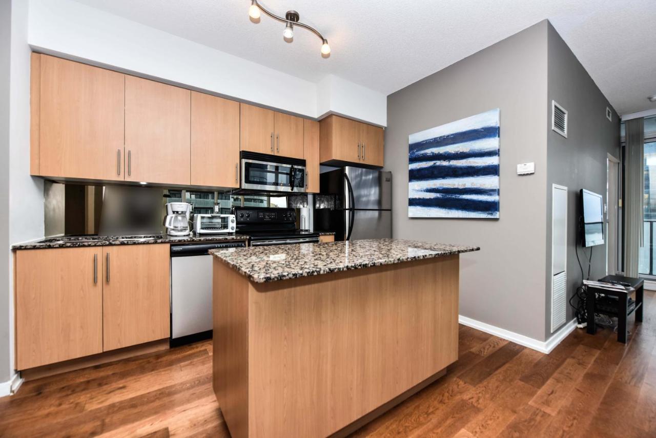 Sarkar Suites - Maple Leaf Square Toronto Bagian luar foto