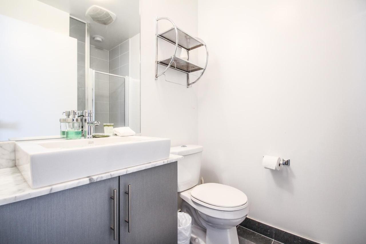 Sarkar Suites - Maple Leaf Square Toronto Bagian luar foto