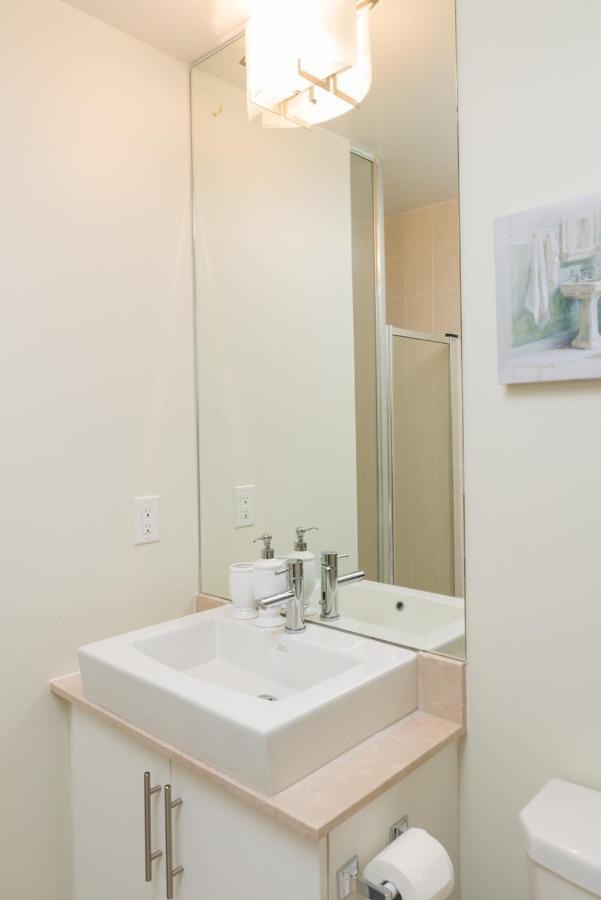 Sarkar Suites - Maple Leaf Square Toronto Bagian luar foto